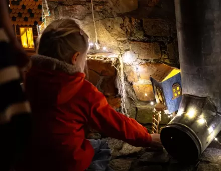 Podświetlone małe domki. Ogląda je dziewczynka. Podświetlone małe domki. Ogląda je dziewczynka.