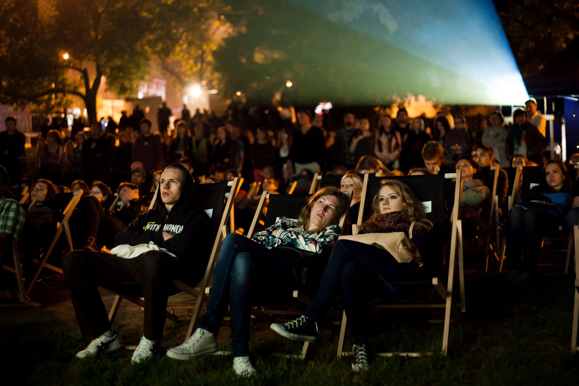 Pokaz filmowy na Nocy Kultury, ludzie siedzą na leżakach