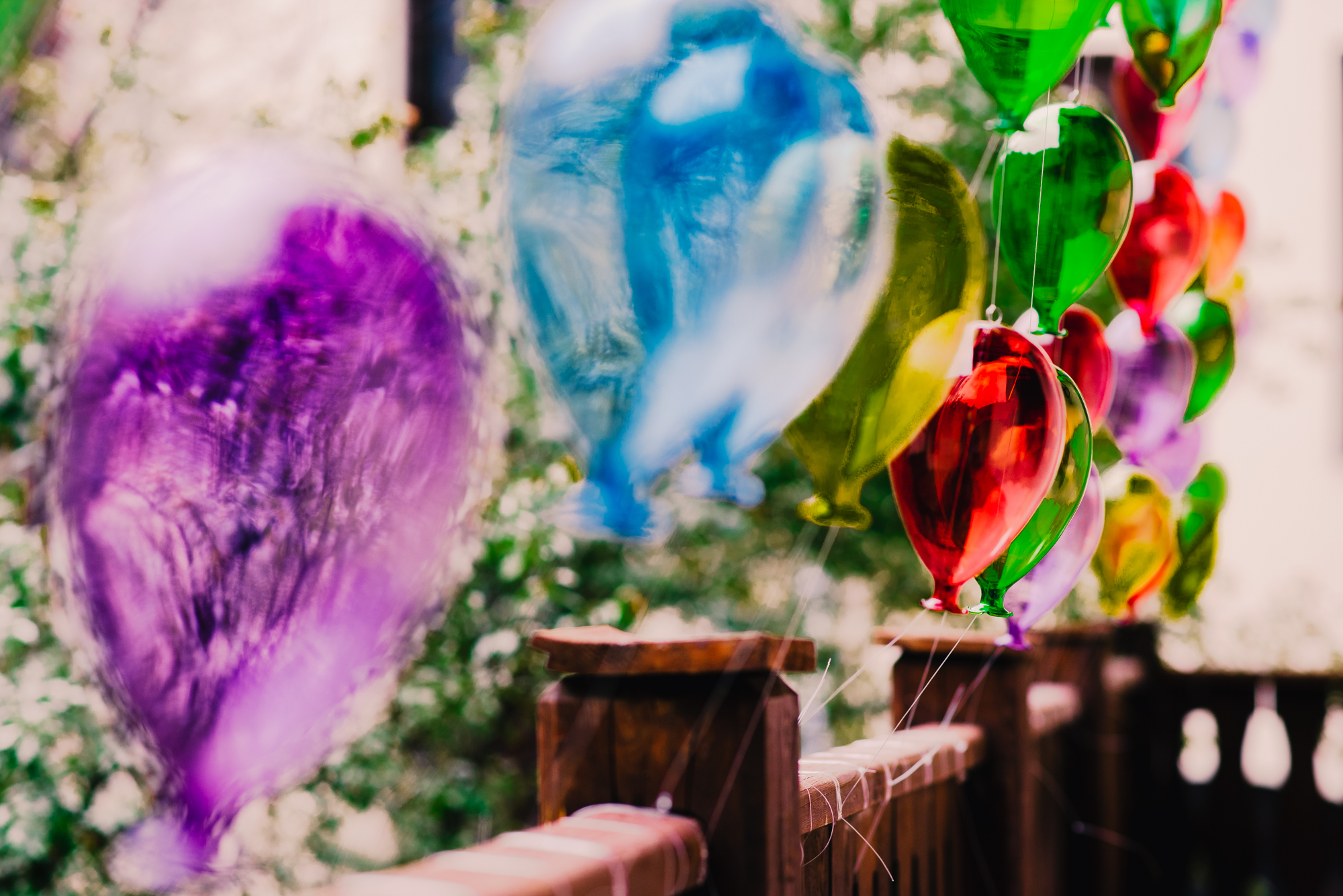 Zdjęcie przedstawia kolorowe szklane baloniki.