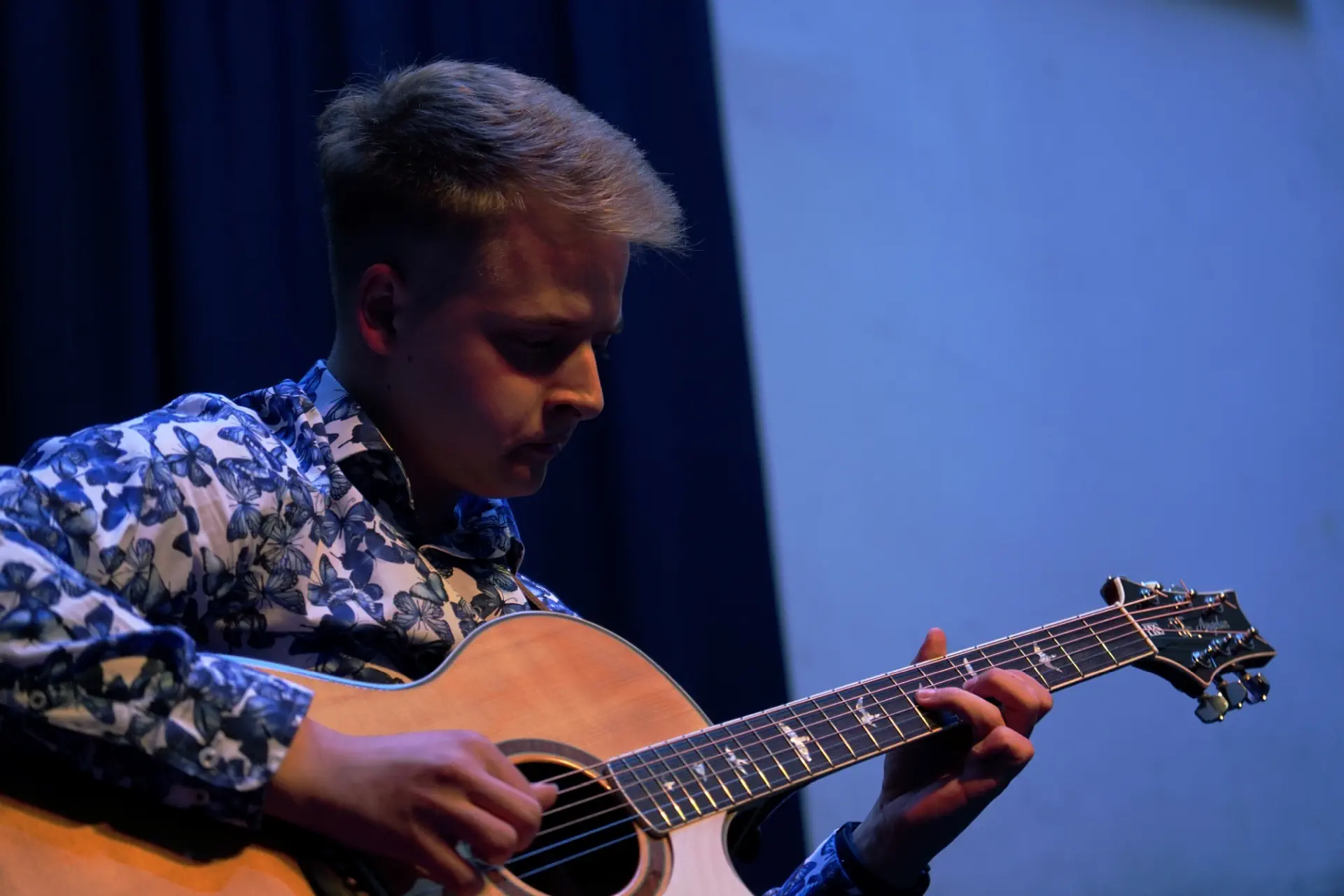 Mężczyzna gra na gitarze.