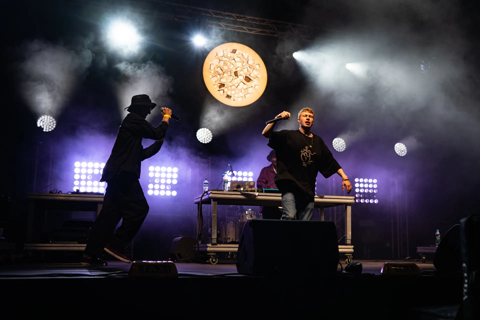 Młody chłopak biega po scenie i zabawia publiczność.