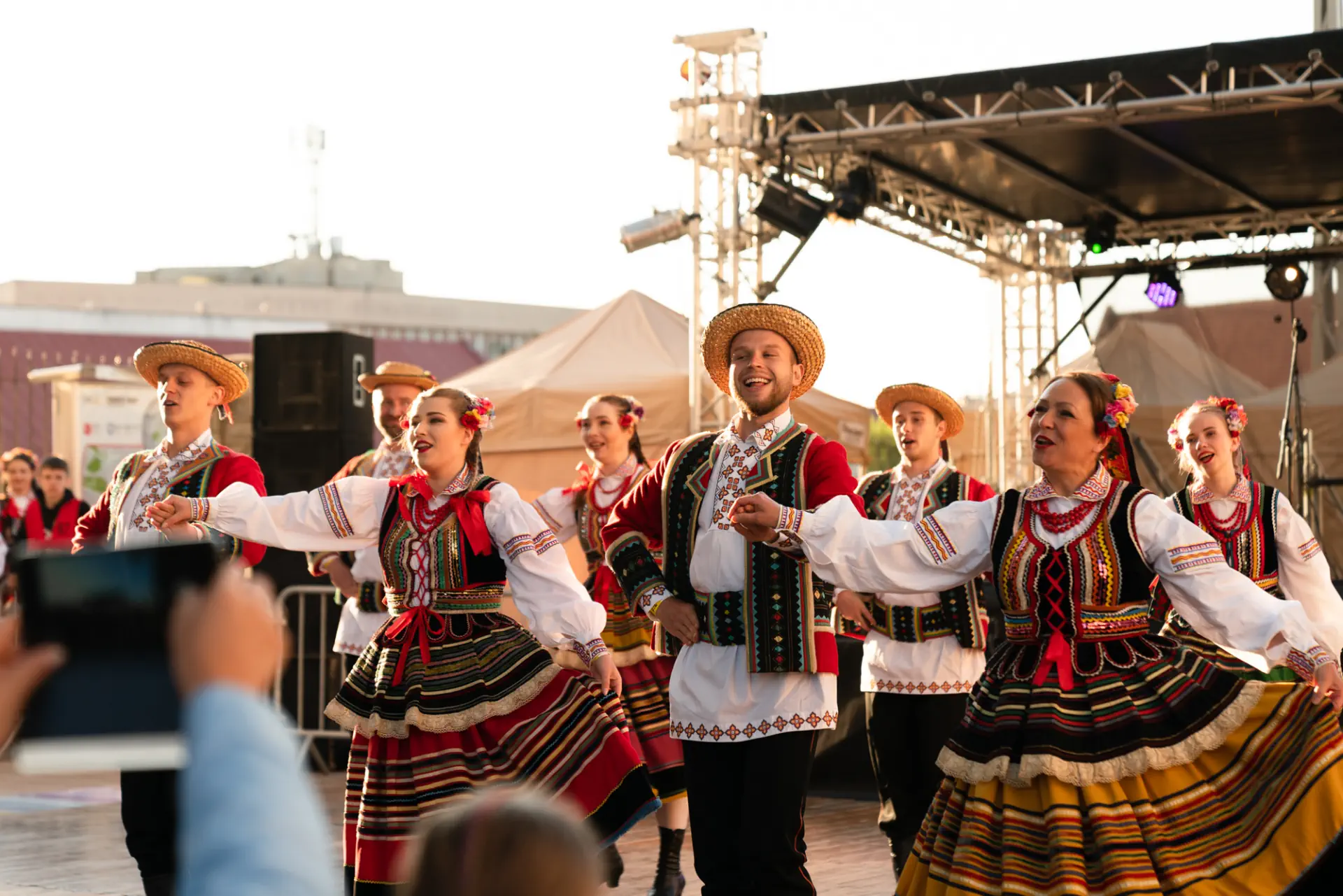 Zespół taneczno-muzyczny w strojach ludowych.